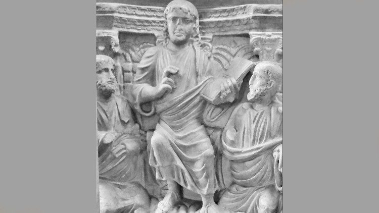 Szczegół tzw. sarkofagu Stilichona: Chrystus sprawujący władzę, w ikonografii przedstawiany jako zasiadający na tronie sędzia, przemawia trzymając Pismo święte, zwrócony twarzą do Piotra i Pawła. Około 380-400 r. n.e. (Zdjęcie udostępnione przez Bazylikę św. Ambrożego w Mediolanie).