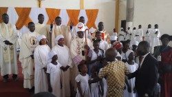 Mgr Edmond Djitangar, archevêque de Ndjaména entouré des fidèles.