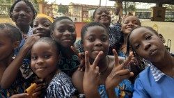 La misión entre los jóvenes de las hermanas Venerinas de Ebolowa