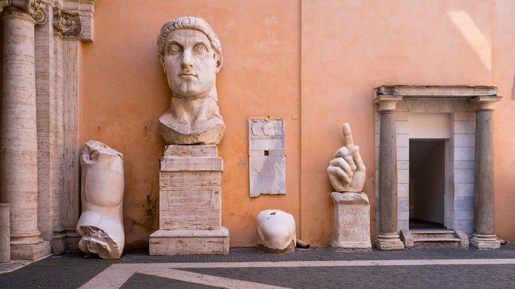I frammenti originali della colossale statua di Costantino, nel cortile del Palazzo dei Conservatori, Musei Capitolini