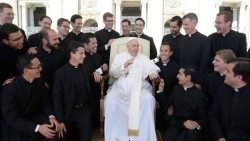Franziskus mit Priestern