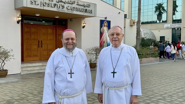Ancora il vicario apostolico Martinelli e l'emerito Hinder, entrambi frati francescani cappuccini, davanti alla cattedrale di St. Joseph di Abu Dhabi