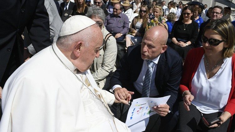 Consegna delle lettere degli alunni della scuola FISDECO al Papa