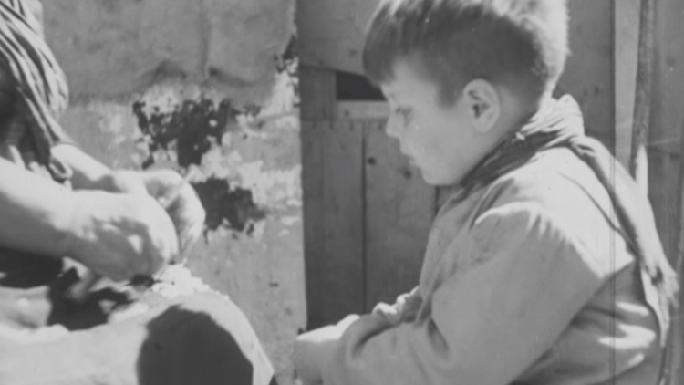 Ein Kind, das in den Kriegswirren in Castel Gandolfo Schutz fand