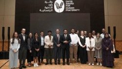 Gli undici giovani studenti del programma Fellows of Human Fraternity con i loro tutor al termine della tavola rotonda del Premio Zayed
