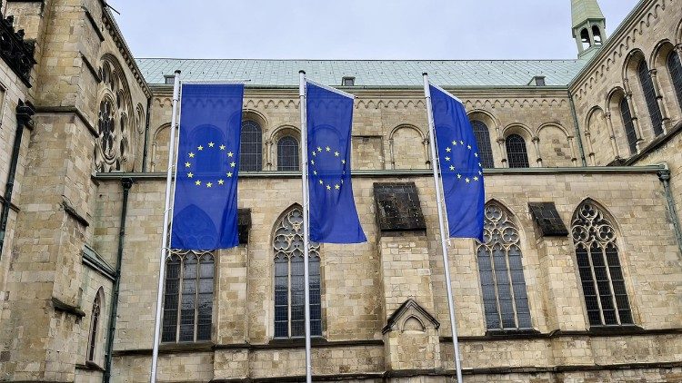Vor dem St.-Paulus-Dom in Münster sind – ebenso wie an Gebäuden auf dem benachbarte Prinzipalmarkt – Europaflaggen gehisst worden (Bild: Bischöfliche Pressestelle/Stephan Kronenburg)