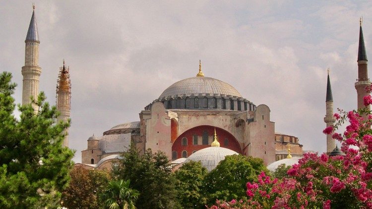 A Catedral Santa Sofia (dedicada à Sabedoria de Deus) na moderna Istambul. As antigas fundações da catedral parecem datar do século IV. (Foto da autora)