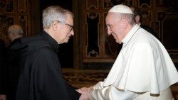 Padre Nello Cipriani con Papa Francesco durante l'udienza all'Istituto Patristico Augustinianum del 16 febbraio 2019