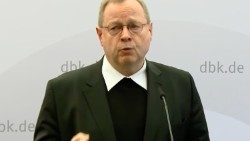 Bischof Bätzing bei der Pressekonferenz in Augsburg
