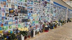 Les murs de disparus se multiplient en Ukraine, en hommages aux morts de la guerre. 