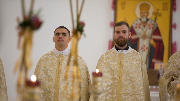 Le père Oleksandr, à gauche, lors d'une divine liturgie