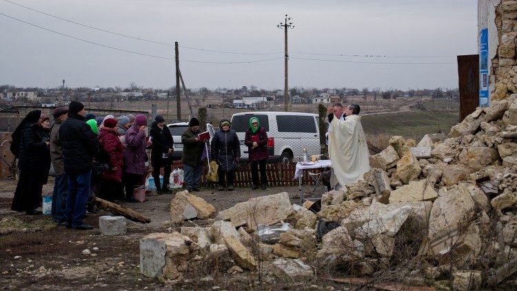 Une messe en plein air, parmi les décombres en Ukraine. 
