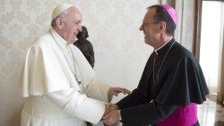 La papa Francisc, nunțiul apostolic în România și Republica Moldova, arhiepiscopul italian Giampiero Gloder