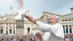 Papst Franziskus und eine weiße Taube, Symbol für den Frieden