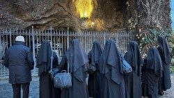 Des moniales bénédictines d’Argentine en prière, devant la grotte de Lourdes dans les jardins du Vatican. 