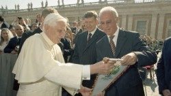 Franz Beckenbauer greets Pope Benedict XVI on 26 October 2005