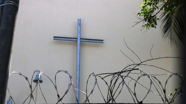 2024.01.10 croce dietro filo spinato - Kreuz hinter Stacheldraht  © Kirche in Not