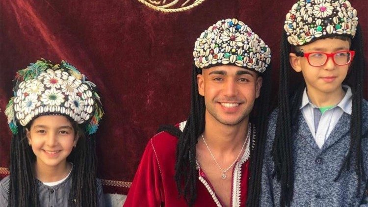 Quasi 12 anni dopo aver lasciato il suo Paese, Mohamed è tornato in Marocco e ha potuto incontrare i suoi due fratelli minori, nati durante la sua assenza. Secondo lui, è il momento più bello e impressionante della sua vita.
