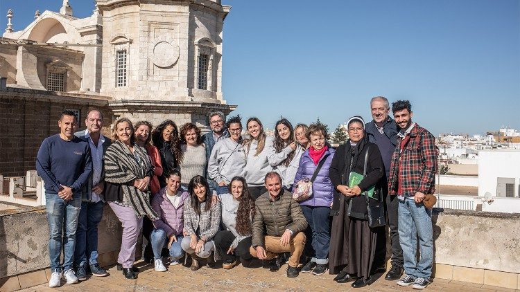 Das multidisziplinäre Team der Stiftung „Centro Tierra de Todos“ in Cádiz kümmert sich jedes Jahr um die Bedürfnisse von Hunderten von Migranten. Für viele von ihnen ist diese Organisation die erste Anlaufstelle, die sie finden. (Giovanni Culmone/Global Solidarity Fund)