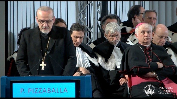 Il cardinale Pizzaballa pronuncia il suo discorso nell'Aula Magna dell'università Cattolica, al Policlinico Gemelli, a Roma