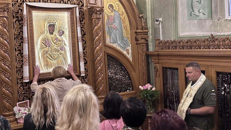 In preghiera davanti ad un'immagine della Madonna