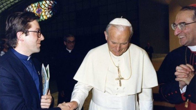 Don Corgnali e monsignor Battisti con Papa Giovanni Paolo II