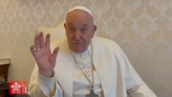 Le Pape François salue Edna dans un message vidéo. 