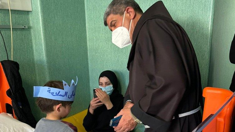 Padre Faltas con i bambini di Gaza ospitati dall'ospedale Bambino Gesù