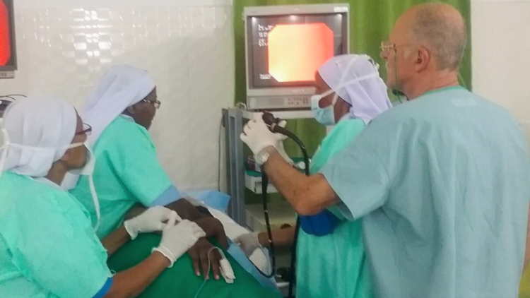 Un médecin et des infirmières effectuent une échographie sur une femme enceinte.