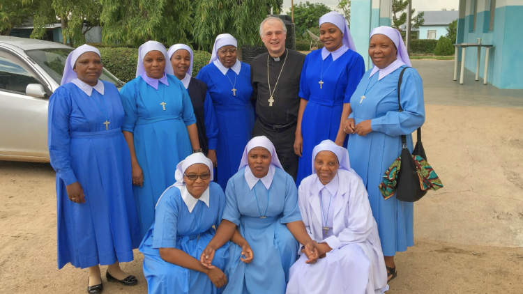 Mgr  Giuliodori en compagnie des Sœurs qui dirigent l'hôpital St. Gemma