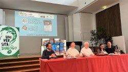 I domenicani Radcliffe e Popko alla presentazione, al Sermig di Torino, del loro libro "Domande di Dio, domande a Dio" (LEV)