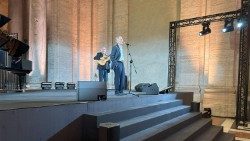 Roberto Vecchioni en el escenario la noche de clausura del Encuentro Mundial sobre Fraternidad Humana