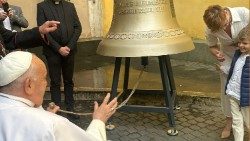Папата с камбаната "Гласът на неродените" за Казахстан