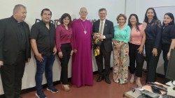 Miembros de la redacción del Diario Católico, junto al Obispo de San Cristóbal y el Prefecto del Dicasterio para la Comunicación. 