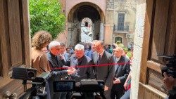 El Cardenal Konrad Krajewski, Prefecto del Dicasterio para el Servicio de la Caridad, corta la cinta en la inauguración de la "Lavandería del Papa Francisco" en Catania, Italia.