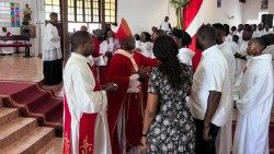 Confirmation de 292 jeunes de Libreville (Gabon) par l'archevêque, Mgr Jean Patrick Iba-Ba, dimanche 19 mai 2024.