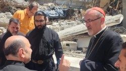 Le cardinal Pierbattista Pizzaballa, patriarche latin de Jérusalem, et le père Gabriel Romanelli, curé de la paroisse de la Sainte-Famille, à Gaza-ville, le 19 mai 2024.