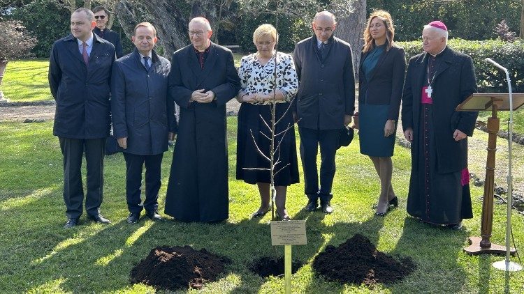 2024.03.06 Piantazione dell'albero dedicato alla Famiglia Ulma nei Giardini Vaticani