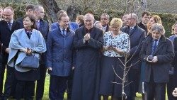 La piantumazione dell'albero di melo nei Giardini Vaticani in ricordo della famiglia Ulma