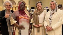 Da sinistra a destra, le vincitrici del Premio Zayed per la Fratellanza Umana: Michèle Pierre-Louis – FOKAL (Haiti, 2022), Mama Shamsa (Kenya, 2023), suor Nelly León (Cile, 2024), Latifa Ibn Ziaten (Francia-Marocco 2021).