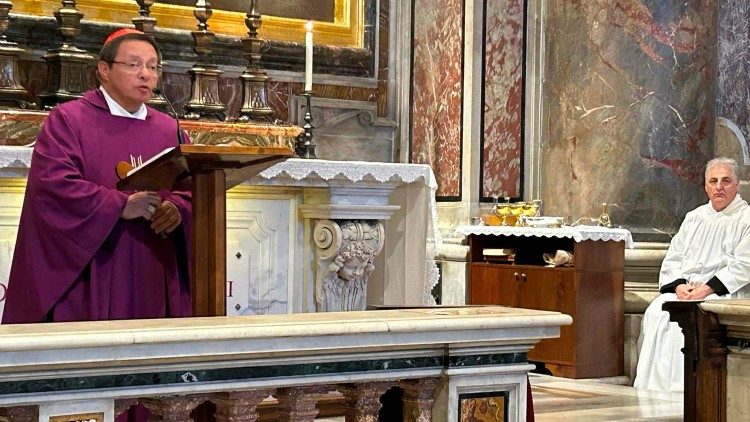 Kard. Grzegorz Ryś, metropolita łódzki, odprawia Mszę św. przy grobie Jana Pawła II