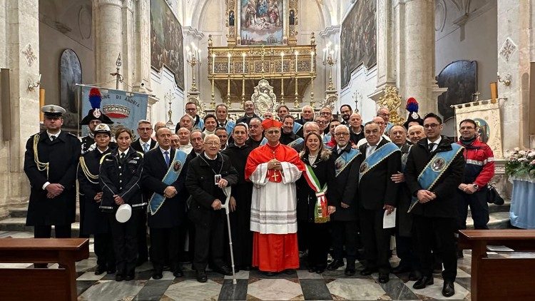 Cardeal Prevost com um grupo de fiéis