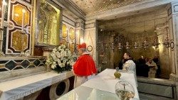 Cardeal Robert Prevost em frente à imagem de Nossa Senhora dos Milagres em Andria  