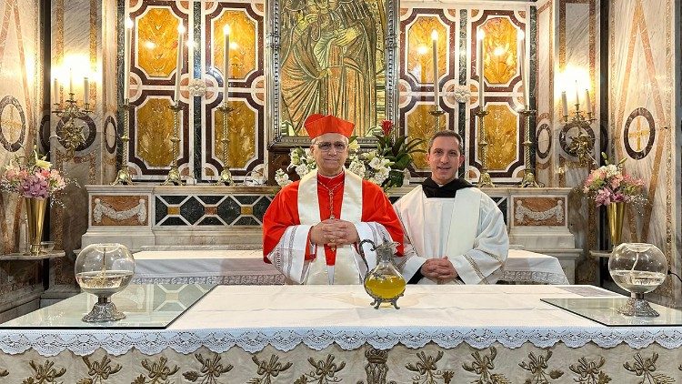 Il cardinale Prevost e il priore provinciale eletto degli agostiniani d’Italia, padre Gabriele Pedicino, nell'antico sito in cui si trovava l'immagine della Madonna dei Miracoli di Andria, oggi inglobato nel santuario mariano