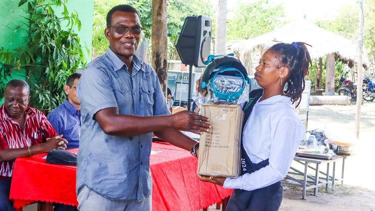 Entrega de kits de autoemprego a 70 jovens beneficiários, na Beira (Moçambique)