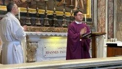 Ks. Marek Story odprawia Mszę św. przy grobie Jana Pawła II 