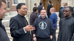 Bp Earl Fernandes z Diecezji Columbus rozmawia z klerykami ze swej diecezji w Pontifical College Josephinum (fot. ks. Paweł Rytel-Andrianik)