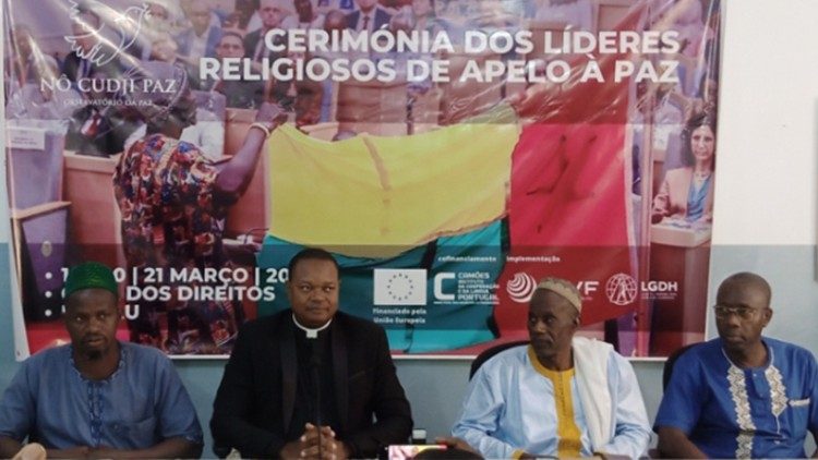 Des représentants des leaders religieux de Guinée-Bissau, au cours de la présentation de la déclaration commune sur la paix et la tolérance religieuse dans le pays, à Bissau, jeudi 21 mars 2024.