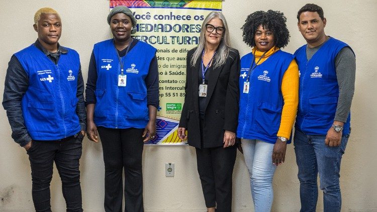A equipe de mediadores interculturais, liderada por Rita Buttes ( ao centro), recebeu um prêmio nacional por ter fortalecido o atendimento básico de saúde. (Giovanni Culmone/Global Solidarity Fund)