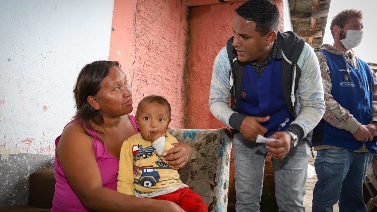 Der Venezolaner Gabriel Lizarraga hilft seinen Landsleuten, indem er als interkultureller Vermittler fungiert, damit sie in Brasilien leichteren Zugang zu Gesundheitsdiensten haben. (Foto von der Präfektur von Porto Alegre)
